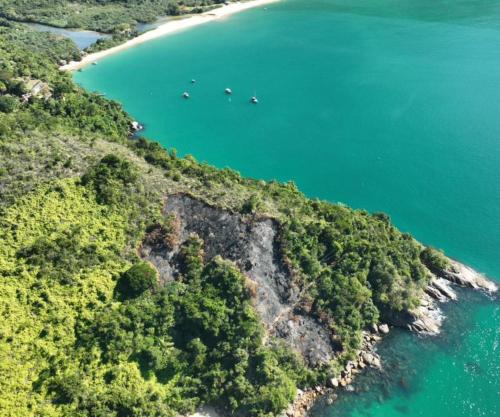 an aerial view of a island with boats in the water at Remo Hostel in Parati-Mirim