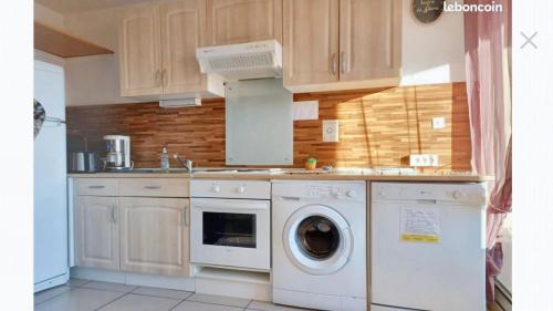 a kitchen with a washing machine and a sink at Appartement cosy à Canet-en-Roussillon de 25 m² avec terrasse in Canet-en-Roussillon