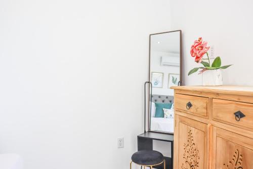 a mirror and a dresser in a room at Sapphire Residence in Willemstad