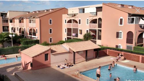 an aerial view of a swimming pool with buildings at Appartement cosy à Canet-en-Roussillon de 25 m² avec terrasse in Canet-en-Roussillon