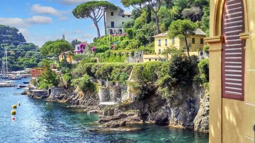 a view of a river with houses on a cliff at Appartement cosy à Canet-en-Roussillon de 25 m² avec terrasse in Canet-en-Roussillon