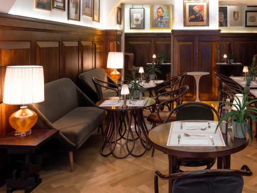 Ruang duduk di Browns Central Hotel