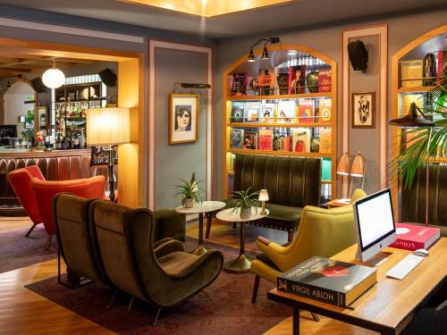 Ruang duduk di Browns Central Hotel