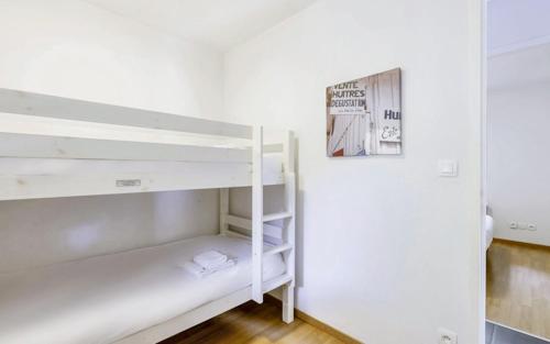 - une chambre avec des lits superposés blancs dans l'établissement Maison confortable Saint-Saturnin, à Saint-Saturnin-lès-Avignon