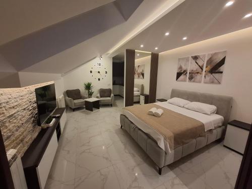 Un dormitorio con una cama grande y una sala de estar. en Stef Lux Apartments, en Belgrado