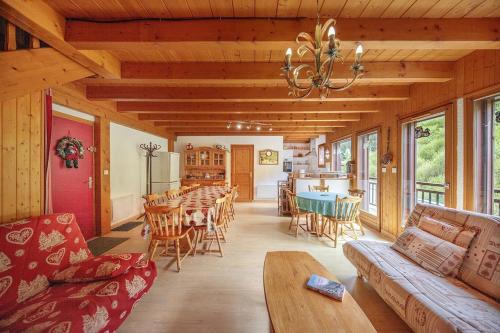 un salon avec une table et une salle à manger dans l'établissement Le Myosotis, à Morillon