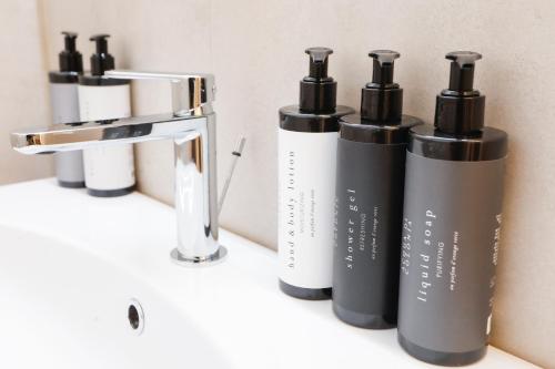 a row of bottles sitting on a counter at Suite Alpina, profumo di legno e relax totale in Maso