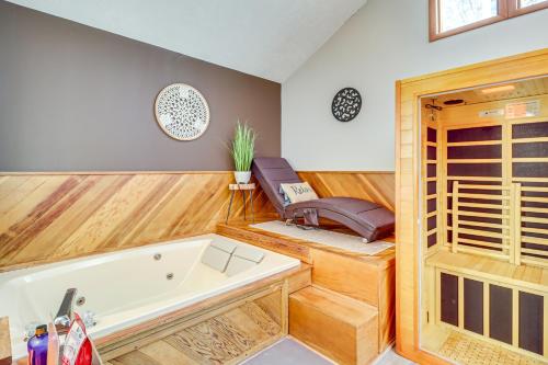 Φωτογραφία από το άλμπουμ του Private Spa, Fire Pit and Deck Poconos Home! σε Long Pond
