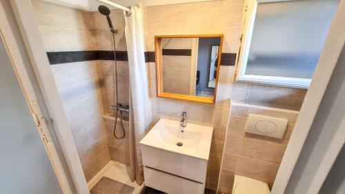 a small bathroom with a sink and a shower at Studio charmant à Hyères, 20 m², jardin et parking privé in Hyères
