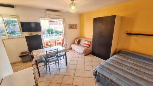 Kuchyňa alebo kuchynka v ubytovaní Studio confortable à Hyères 22 m² + Terrasse C