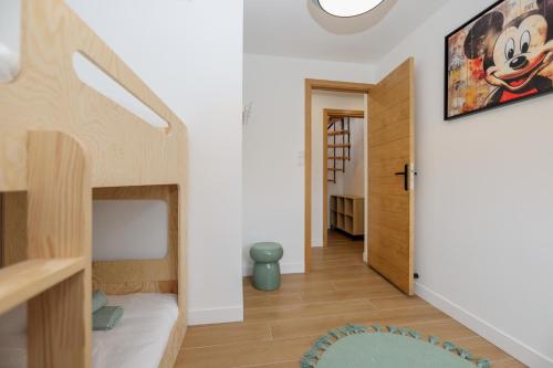 Dormitorio pequeño con litera y pasillo en La Vigie, maison face à la Canche, en Étaples