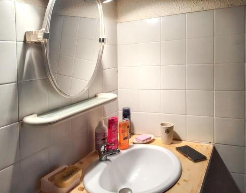 Kúpeľňa v ubytovaní Maison de charme à Vachères avec jardin et vue montagne
