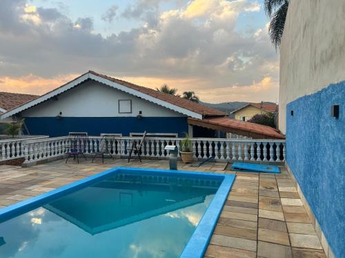 アチバイアにあるRecanto Aparecida lazer, piscina climatizadaの家の前のプール