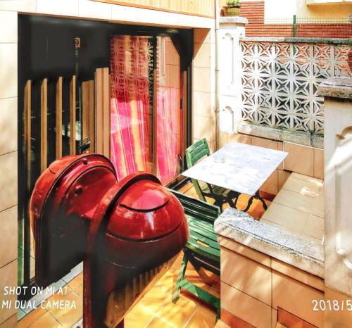 balkon ze stołem, krzesłami i hydrantem kominkowym w obiekcie Appartement cosy à Alfortville - 30 m² - Jardin privé w mieście Alfortville