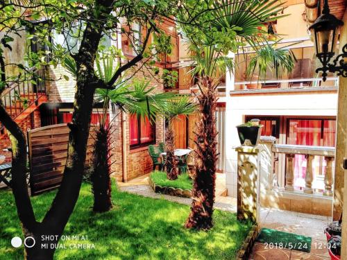 ogród z palmami przed budynkiem w obiekcie Appartement cosy à Alfortville - 30 m² - Jardin privé w mieście Alfortville