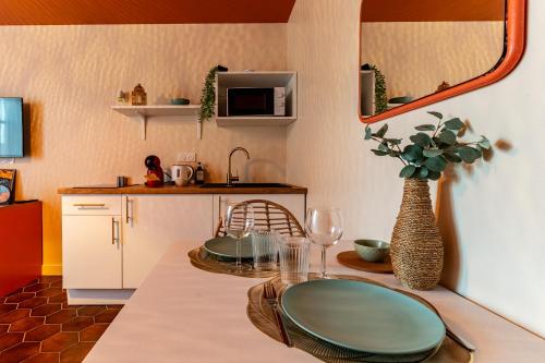 une cuisine avec une table avec une assiette dessus dans l'établissement Marrakech - Rêve d'Orient, à Dijon