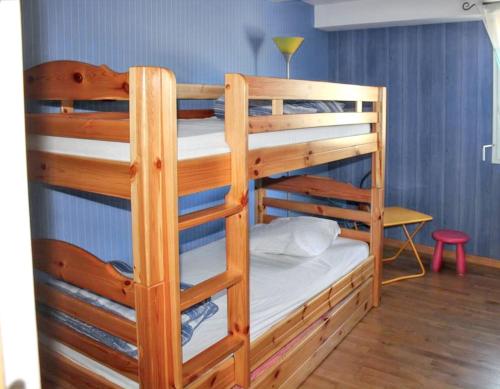 ein paar Etagenbetten in einem Zimmer in der Unterkunft Maison de caractère à Pierrefiche avec piscine privée in Pierrefiche