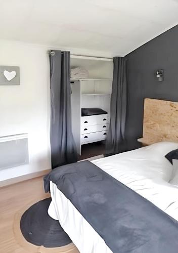 une chambre avec un grand lit et un miroir dans l'établissement Maison de charme à Vendres avec jardin clôturé, à Vendres