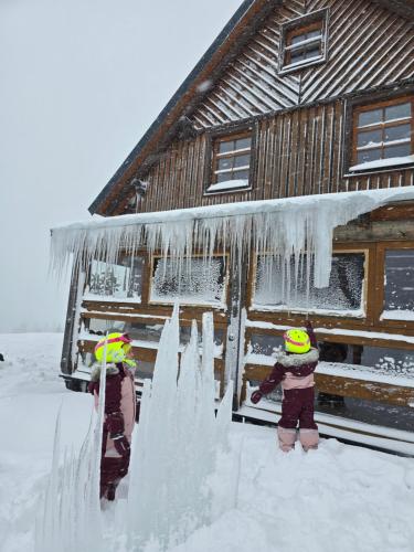Hotel Vydrovy boudy Pec pod Sněžkou v zimě