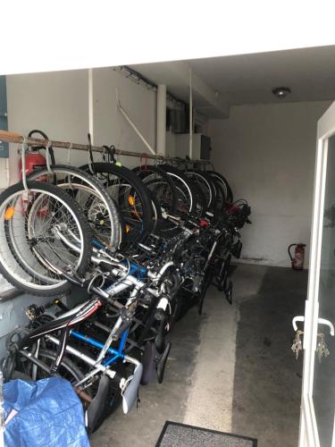 - un tas de vélos garés dans un garage dans l'établissement seagarden wissant, à Wissant
