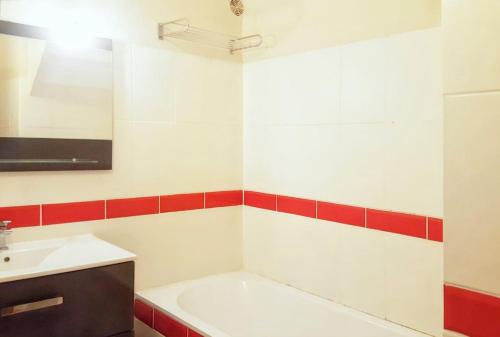un bagno con lavandino e vasca da bagno di Appartement familial avec piscine à Saint Gilles, 80 m² a Saint-Gilles-les Bains