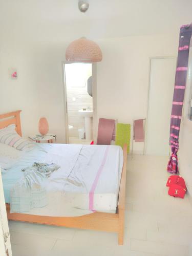 une chambre avec un lit, une table et des chaises dans l'établissement Maison confortable avec vue montagne à Nant, piscine partagée, à Nant