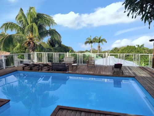 La alberca dentro o cerca de Maison spacieuse à Pointe-Noire avec piscine partagée 110 m²
