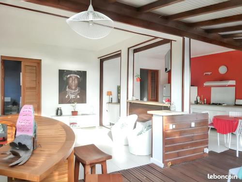 Una cocina o cocineta en Maison spacieuse à Pointe-Noire avec piscine partagée 110 m²
