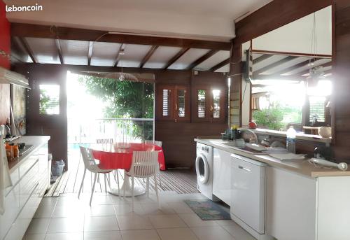 Una cocina o cocineta en Maison spacieuse à Pointe-Noire avec piscine partagée 110 m²