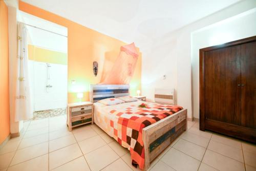 Una cama o camas en una habitación de Maison spacieuse à Pointe-Noire avec piscine partagée 110 m²