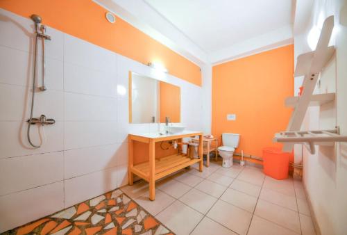 une salle de bain avec un lavabo et des toilettes dans l'établissement Maison spacieuse à Pointe-Noire avec piscine partagée 110 m², à Pointe-Noire