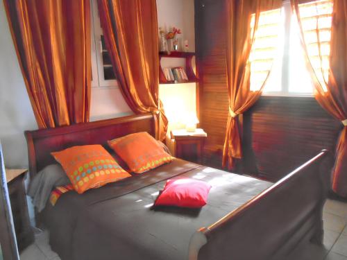 Postel nebo postele na pokoji v ubytování Maison charmante à Deshaies avec vue sur montagne + jardin