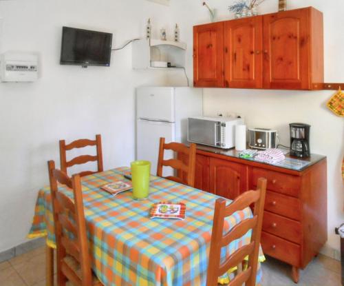 Kuchyň nebo kuchyňský kout v ubytování Charme au cœur de Deshaies avec vue jardin et montagne