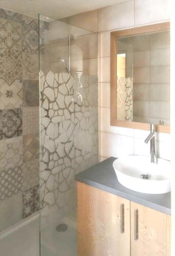 une salle de bain avec un lavabo et une douche dans l'établissement Chalet chaleureux montagne, Valmeinier, vue imprenable + 180 m², à Valmeinier