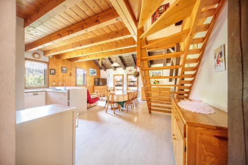 Il dispose d'une cuisine et d'un salon avec des plafonds en bois et une table. dans l'établissement Pervenche, à Morillon
