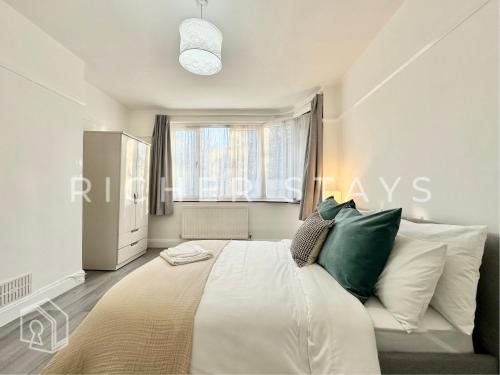Ένα ή περισσότερα κρεβάτια σε δωμάτιο στο Wembley Large 4-Bedroom House, Driveway and Garden