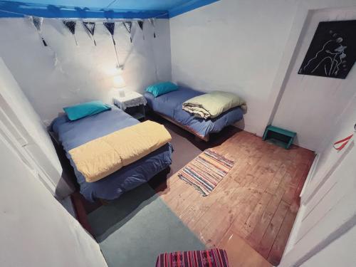 an overhead view of a room with two beds at SURFHOUSE Pichilemu in Pichilemu