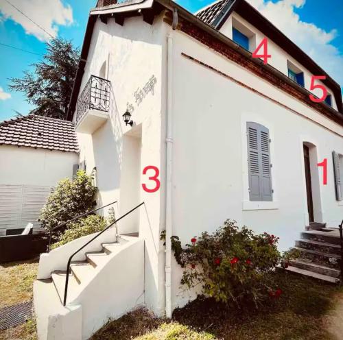 une maison blanche avec son numéro dans l'établissement Les terrasses de Massenet 1, à Néris-les-Bains