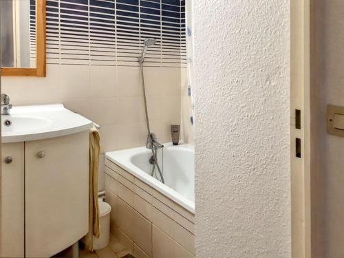 un bagno con vasca, lavandino e WC di Maison charmante à Saint-Cyprien avec jardin et terrasse a Saint-Cyprien
