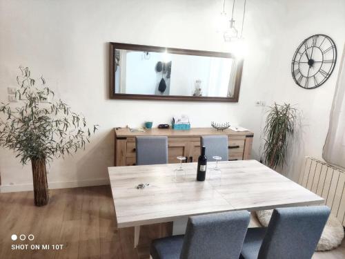 Photo de la galerie de l'établissement Maison chaleureuse à Saint-Juéry avec jardin, à Saint-Juéry