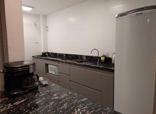 Η κουζίνα ή μικρή κουζίνα στο Belo apartamento quarto e sala bem localizado