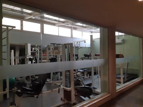 Γυμναστήριο ή/και όργανα γυμναστικής στο Belo apartamento quarto e sala bem localizado