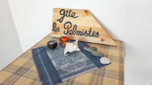 a table with a sign that reads off the no boundaries at Bungalow charmant à Saint-François avec jardinB in Saint-François