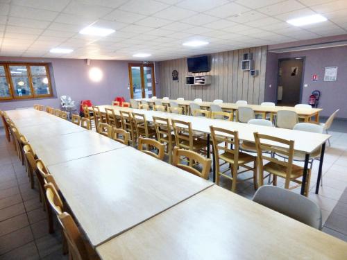 une salle de classe avec rangées de tables et de chaises dans l'établissement Retraite Champêtre Spacieuse près de Nouart avec Jacuzzi, à Nouart