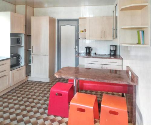Kuchyňa alebo kuchynka v ubytovaní Villa spacieuse à Briare avec piscine privée et activités