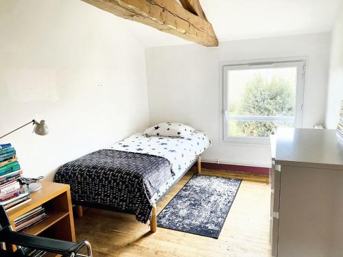 une petite chambre avec un lit et une fenêtre dans l'établissement Villa spacieuse à Prailles-La Couarde avec piscine privée 100 m² !, à La Couarde