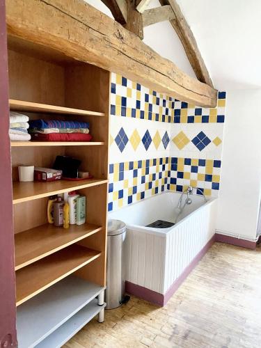 une salle de bain avec baignoire dans une chambre dans l'établissement Villa spacieuse à Prailles-La Couarde avec piscine privée 100 m² !, à La Couarde