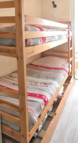 a stack of bunk beds in a room at Appartement confortable avec vue sur la montagne in Notre-Dame-de-Bellecombe