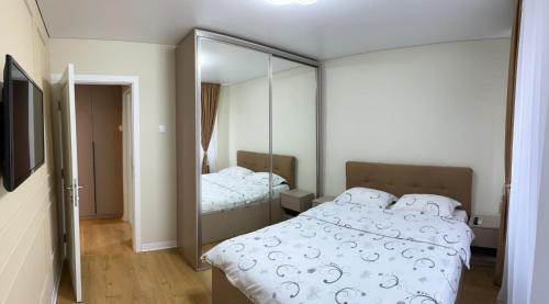 Giường trong phòng chung tại Lina&Adi