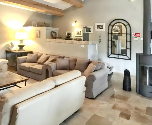 Posezení v ubytování Villa élégante à Régusse avec piscine privée